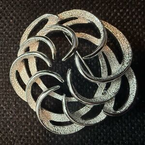 SARAH COVENTRY Vintage Tailored Swirl Abstract Flower Round Brooch Silver